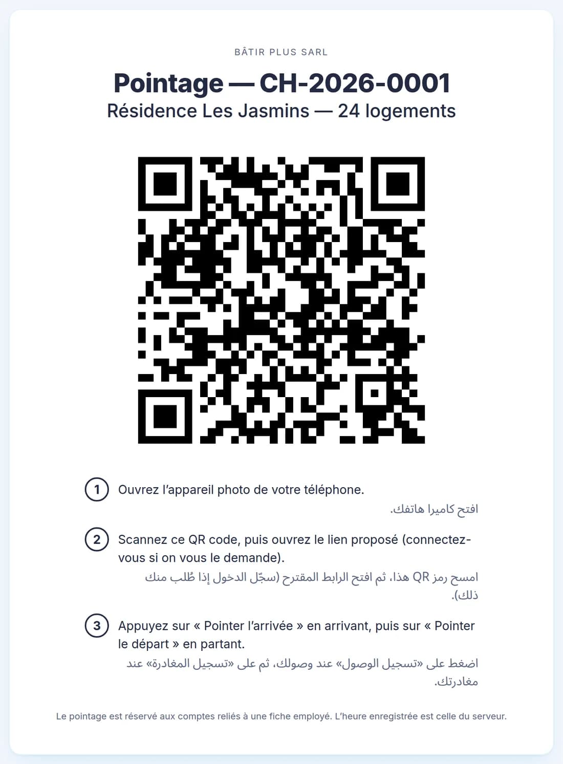 Affiche QR de pointage d’un chantier : nom de l’entreprise, numéro et nom du chantier, QR code, et trois consignes écrites en français et en arabe.