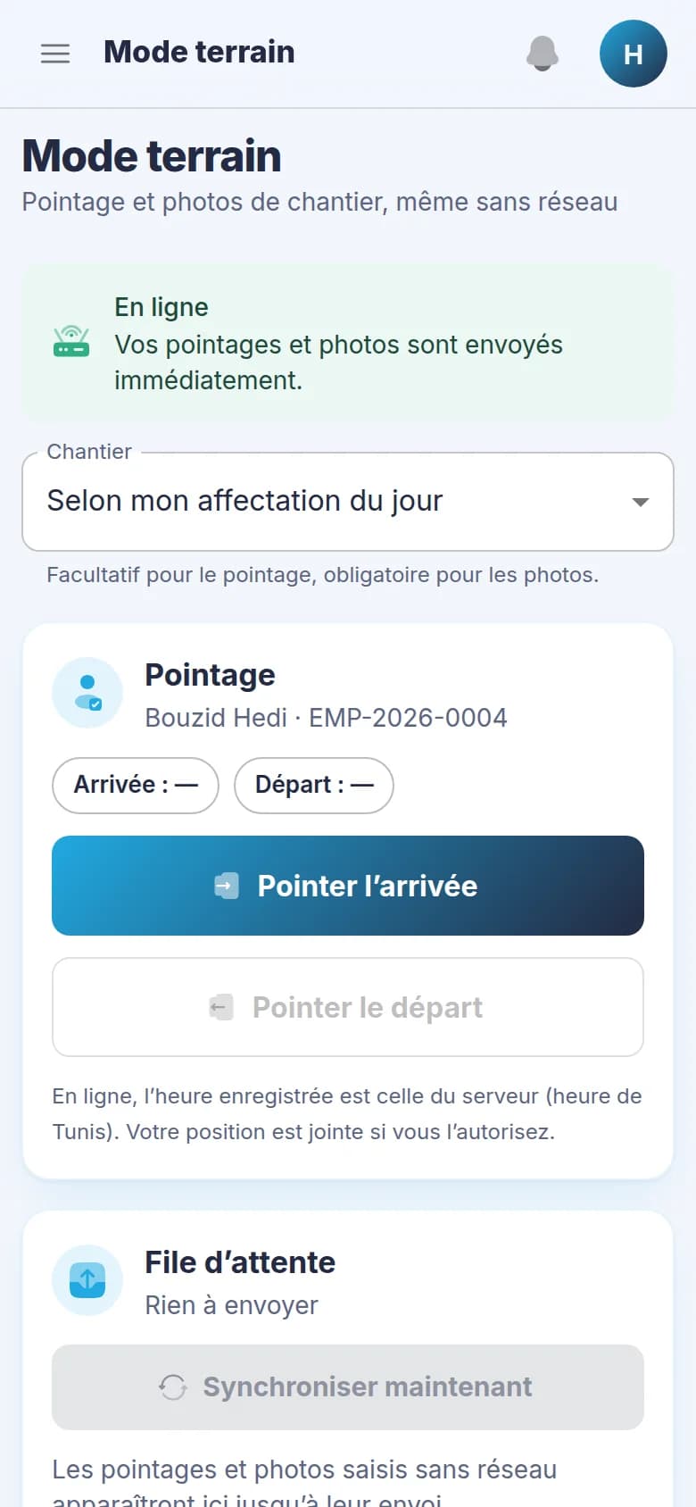 Mode terrain sur téléphone : bandeau « En ligne », choix du chantier, carte Pointage avec les boutons « Pointer l’arrivée » et « Pointer le départ », puis la file d’attente des envois.